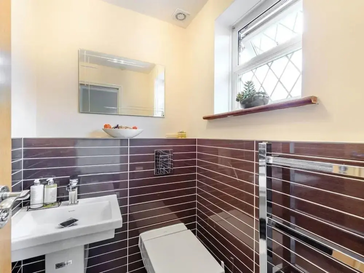 6 Bed House - Sleeps 11 - Pets - Garden - Parking