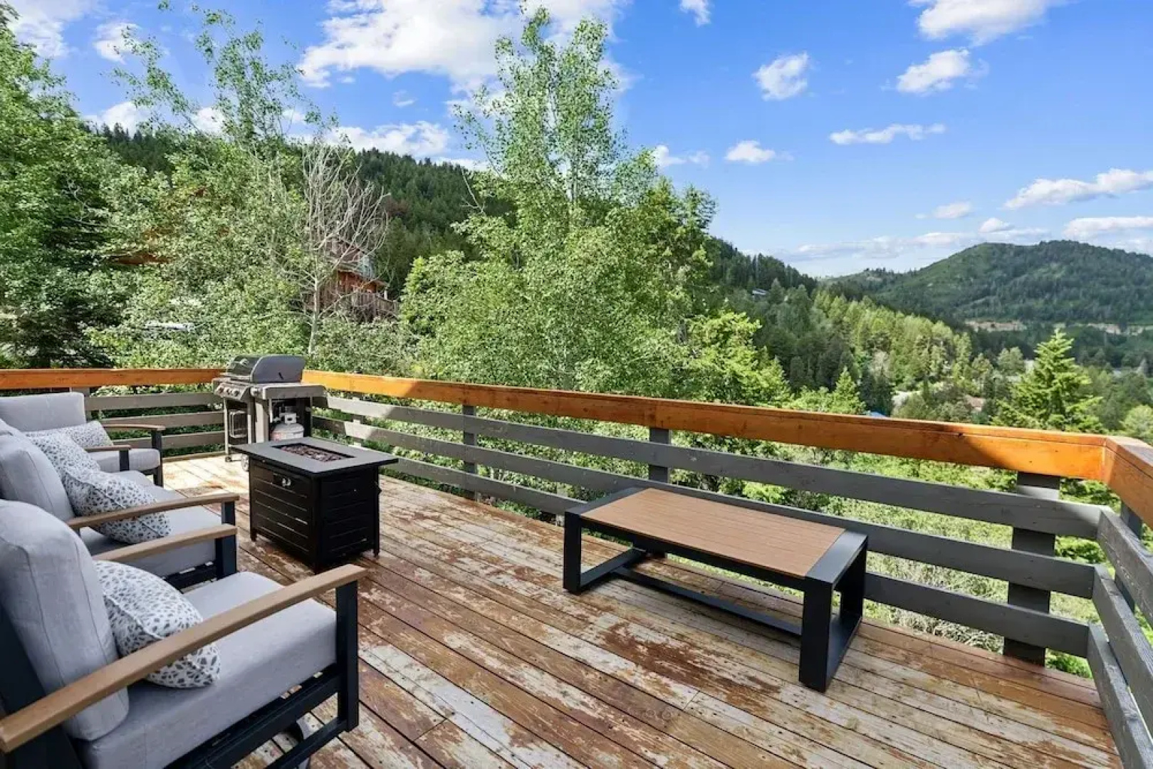 Tranquil Mountain Retreat Scenic Views & Hot Tub 4 Bedroom Home by RedAwning