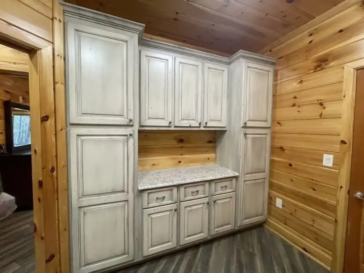 Nature lovers dream! Steps from fishing plus 140 acres of hiking! 4 Bedroom Home by RedAwning