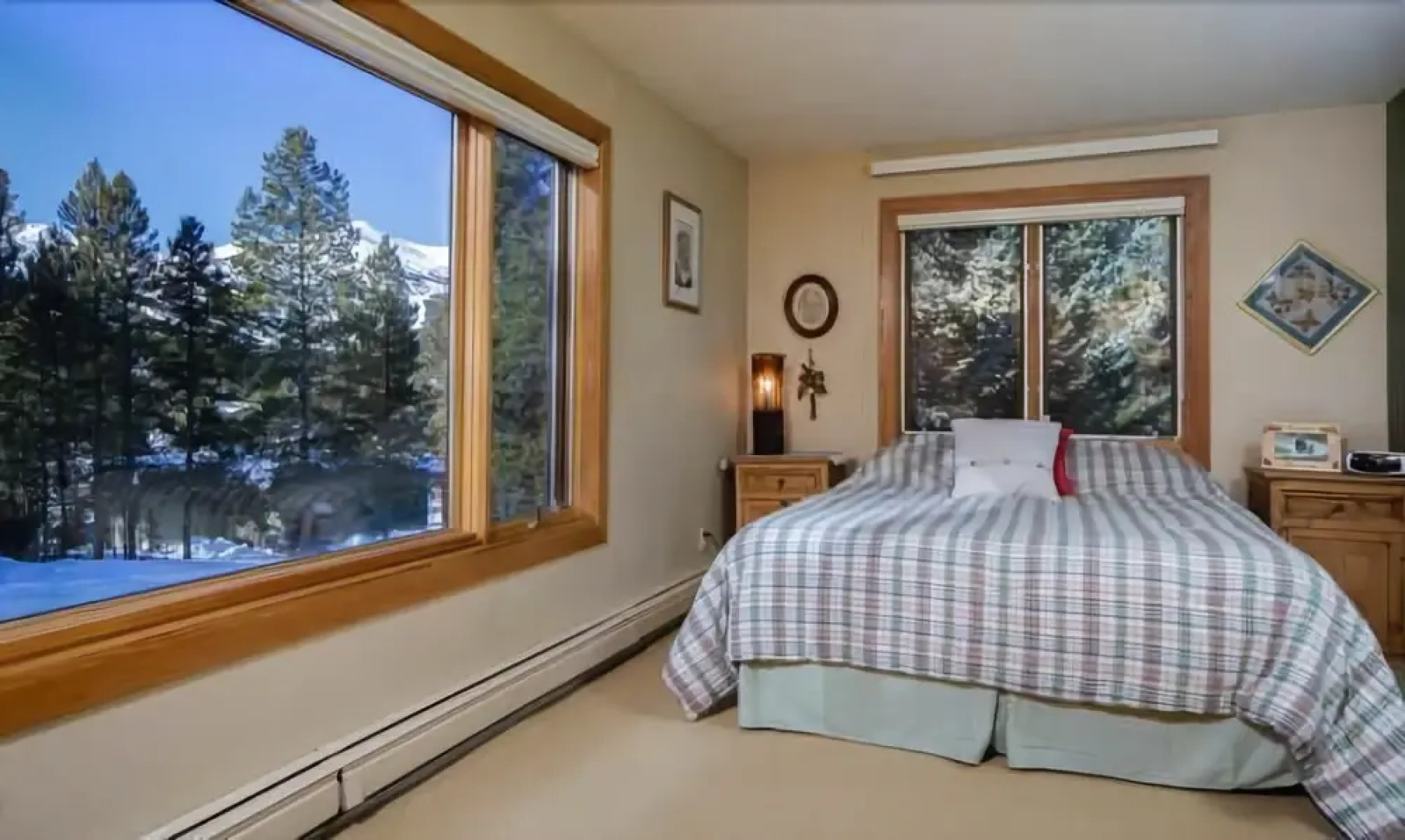Royal Tiger Lodge (Private Home with Hot Tub)