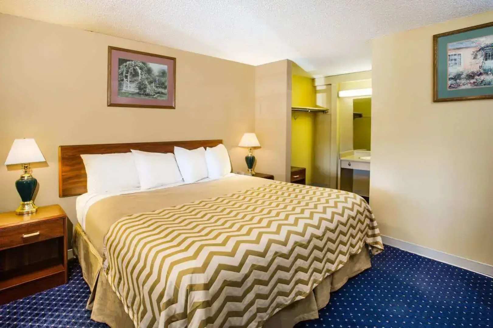 Travelodge by Wyndham Tacoma Near McChord AFB