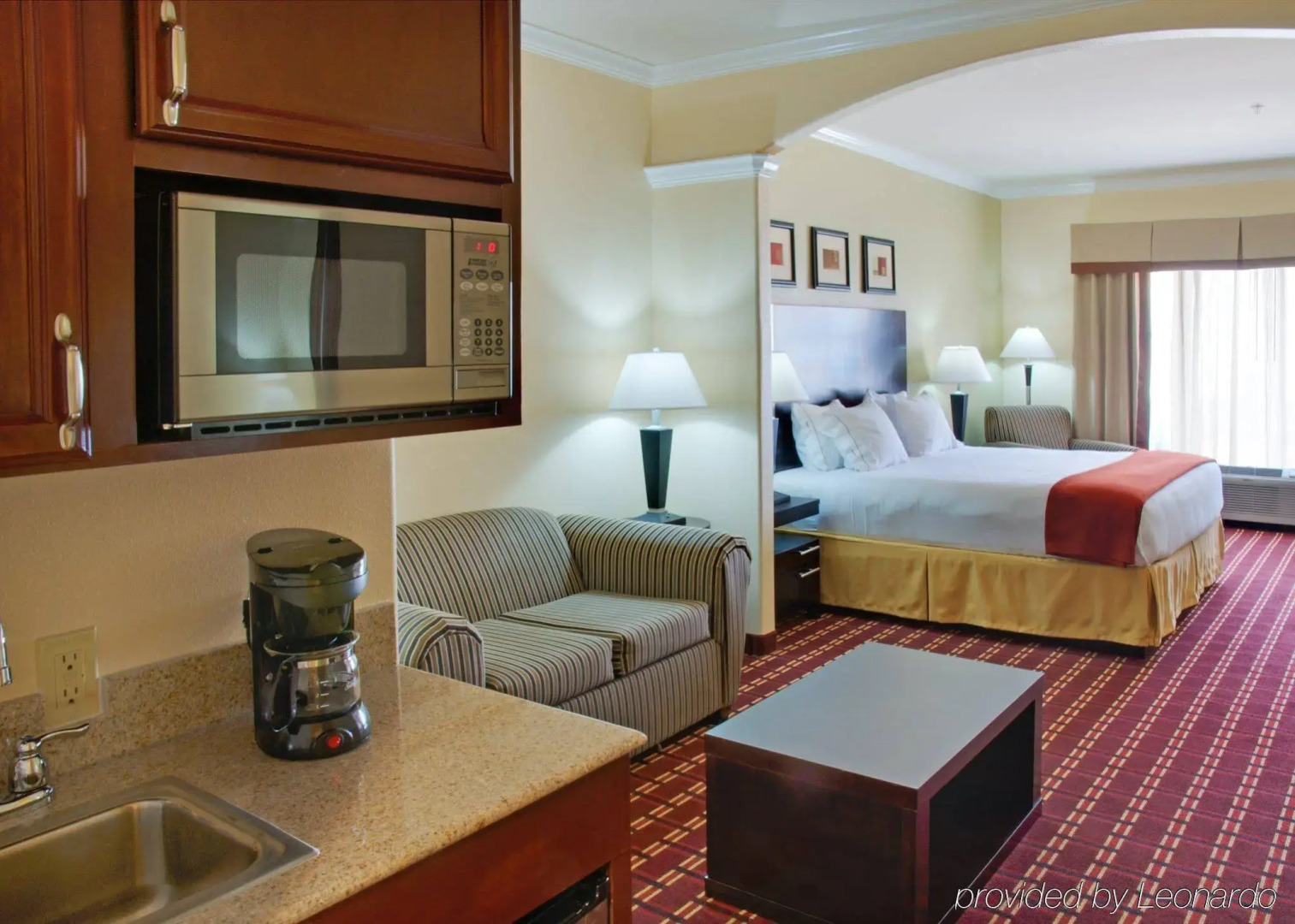 Holiday Inn Express & Suites Sealy by IHG