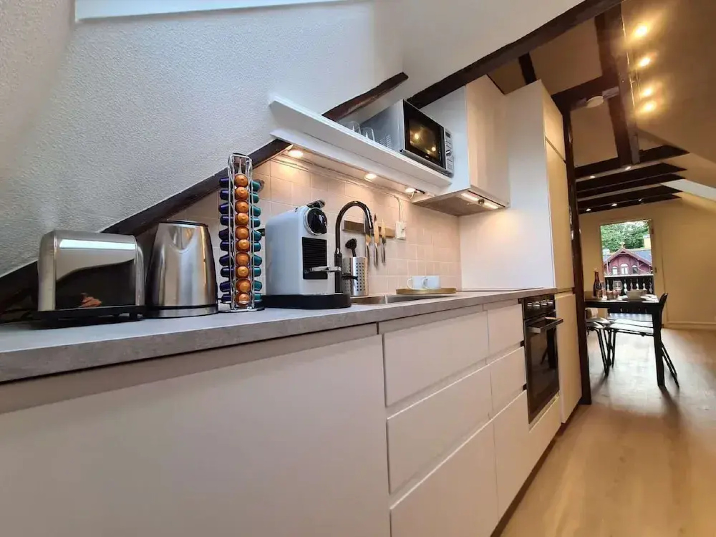 Beautiful Penthouse Near Center, 2-bedroom, Balcony and Free Parking