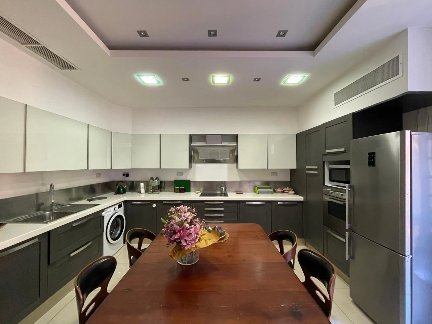 Valletta Collection - Merchant Str Apartment with large yard