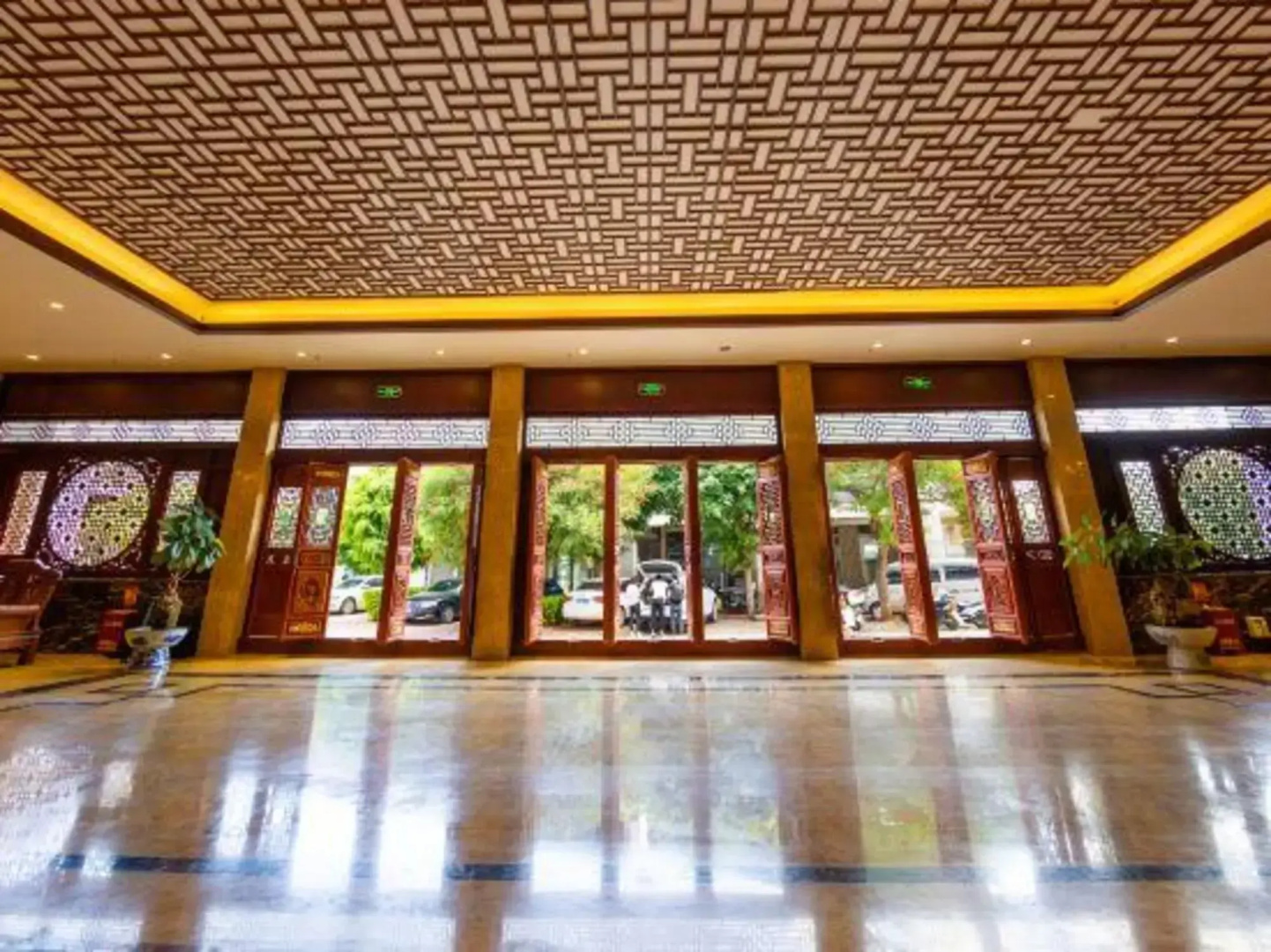 Maitreya Sanlong Hotel (Huquan Hot Spring Ecological Park Honghe Water Town Branch)