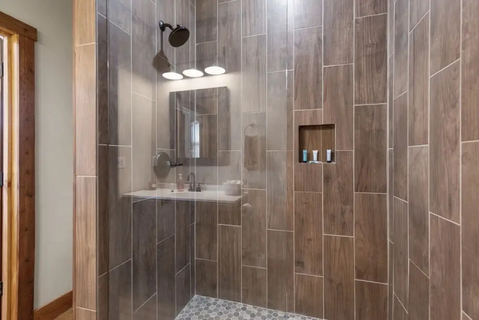 New Gorgeous Ranch With Private Swimming River, Waterfall, & Firepit