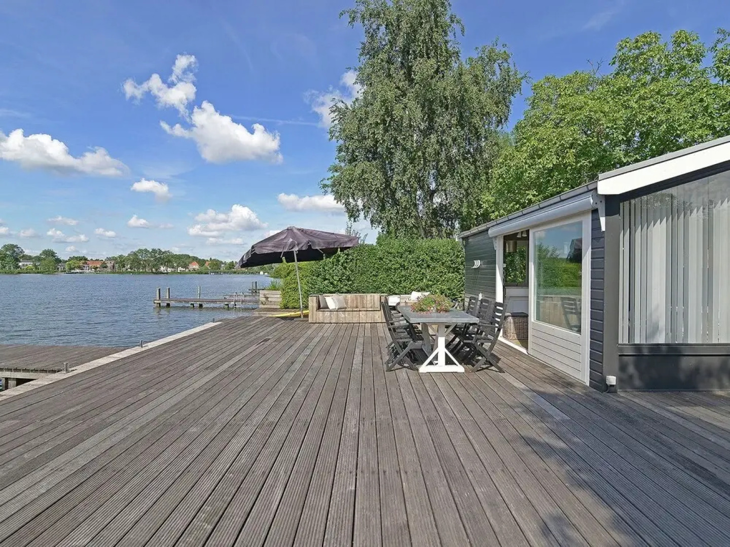 Stylish Bungalow With Gorgeous Location on Reeuwijk Lake