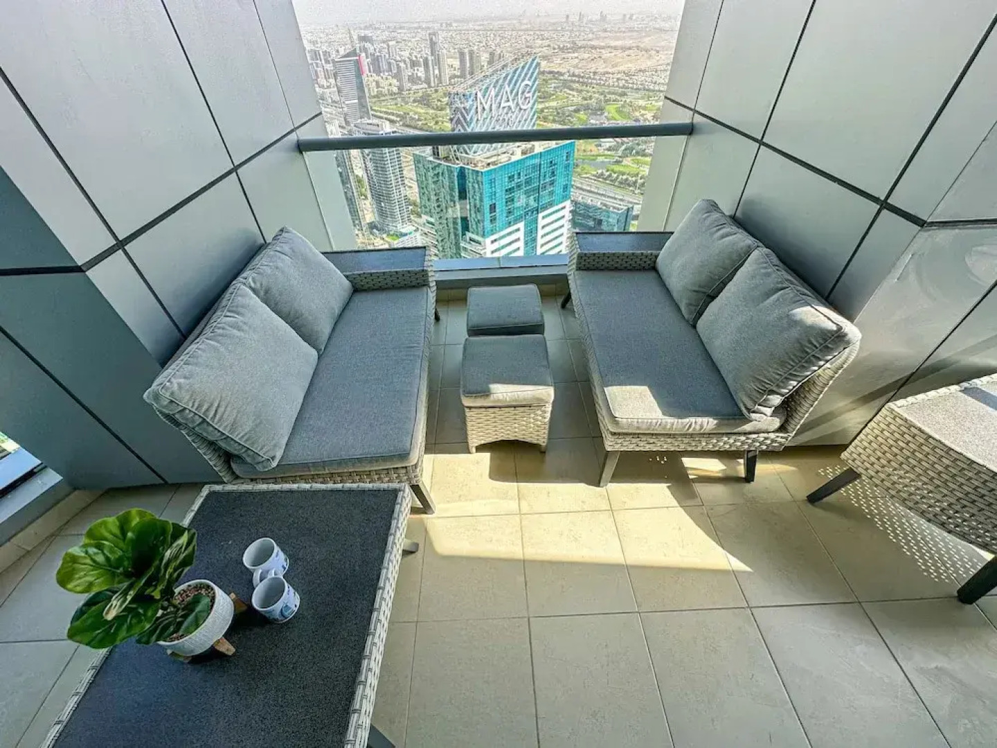 HiGuests - The Marina Torch