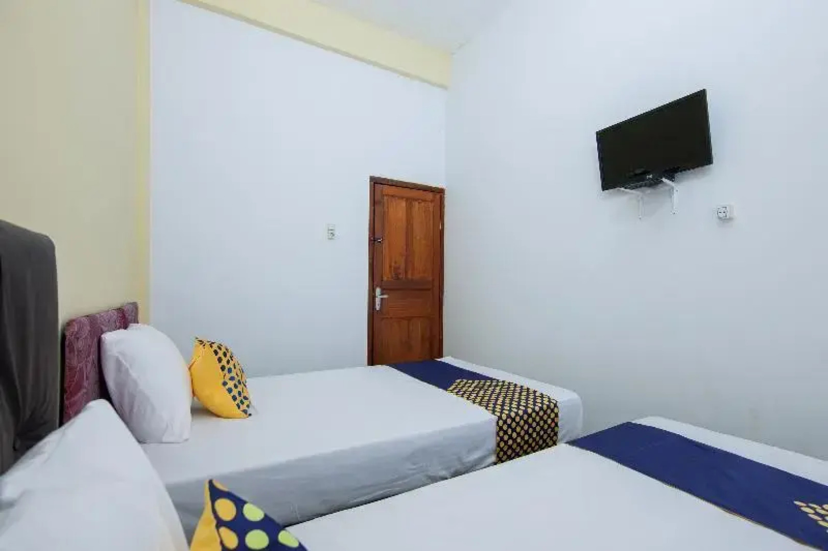 Spot On 2076 Hotel Stadion