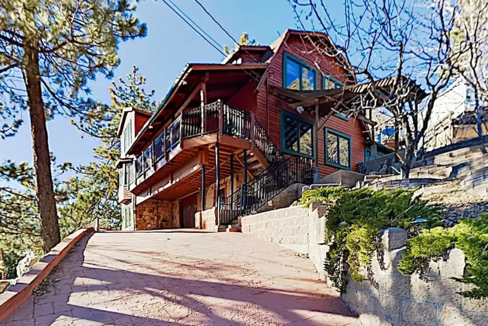 Expansive Haven W/ Fireplaces & Epic Game Room Home