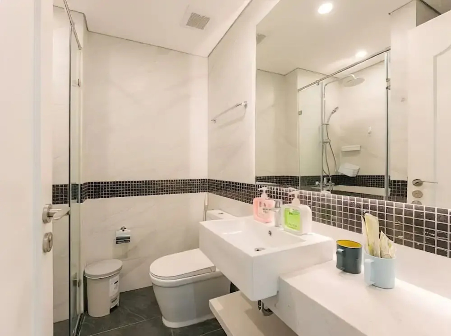 D El Dorado Westlake Luxury Apartments