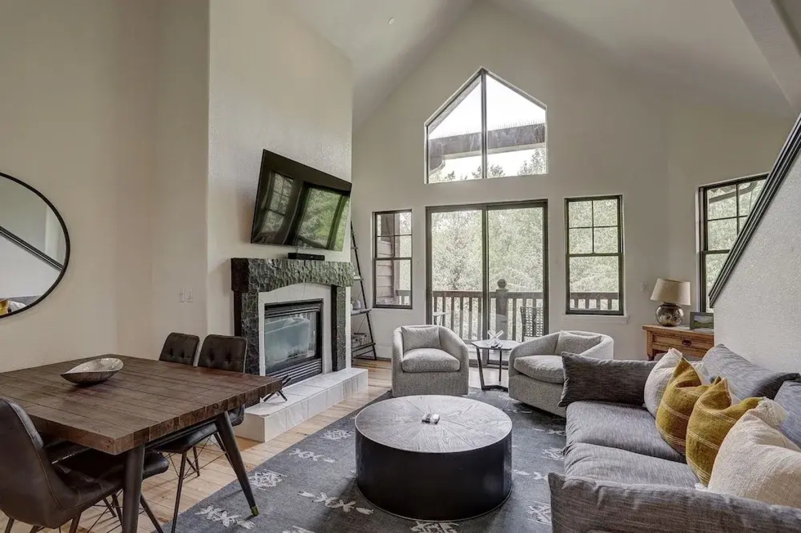 Newly Remodeled 2 Bedroom + Loft on the River 2 Condo by Redawning