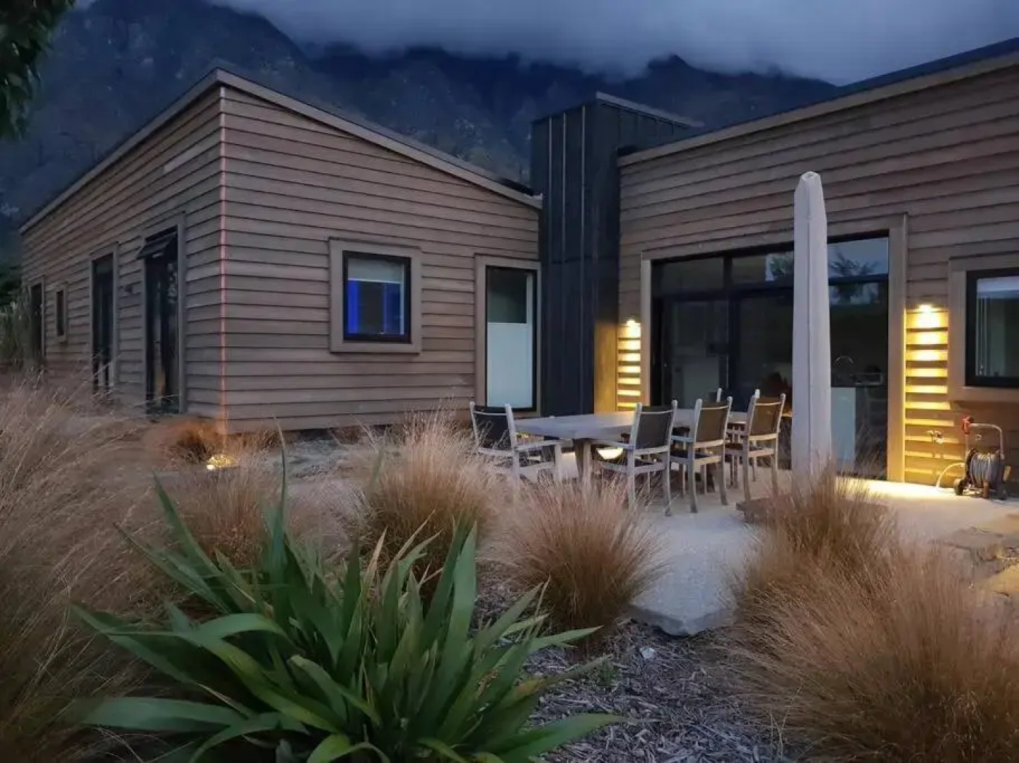 Beautiful Lake and Alpine Views - Queenstown