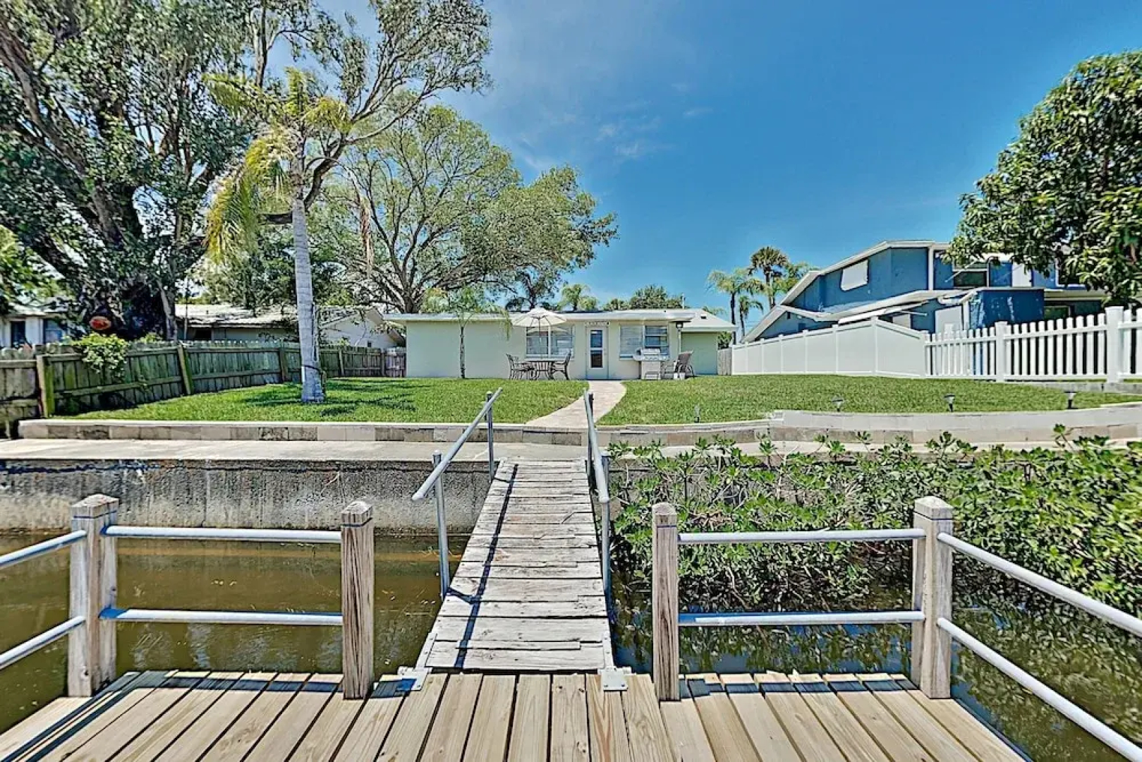 Canal-front Coastal Boat Dock & 2 Kayaks! 2 Bedroom Home