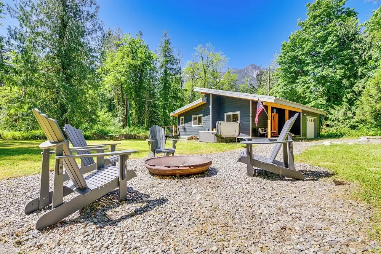 Deck, Hot Tub & Views: Sleek Getaway in Index!