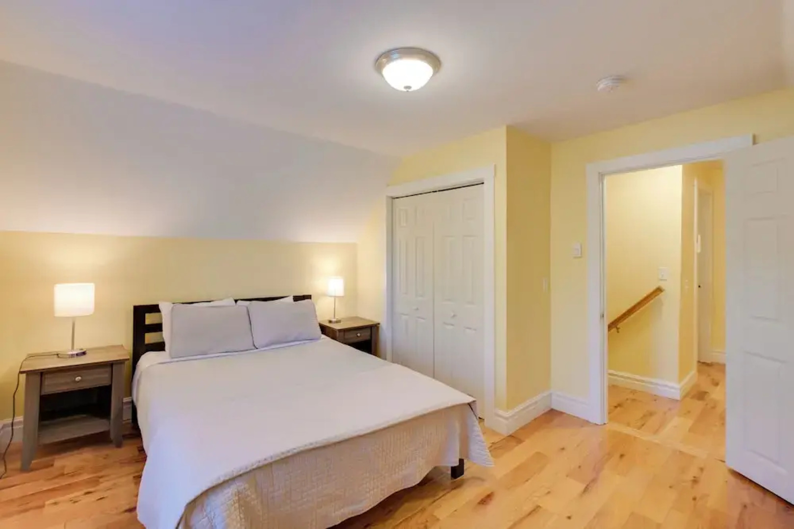 Walk to Sorrento Town Dock: Pet-friendly Apartment