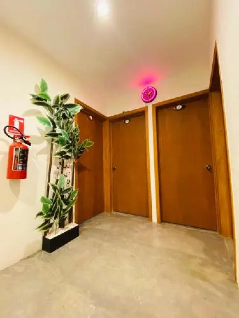 HUGE HOTEL room FOR 6/LOWEST rate