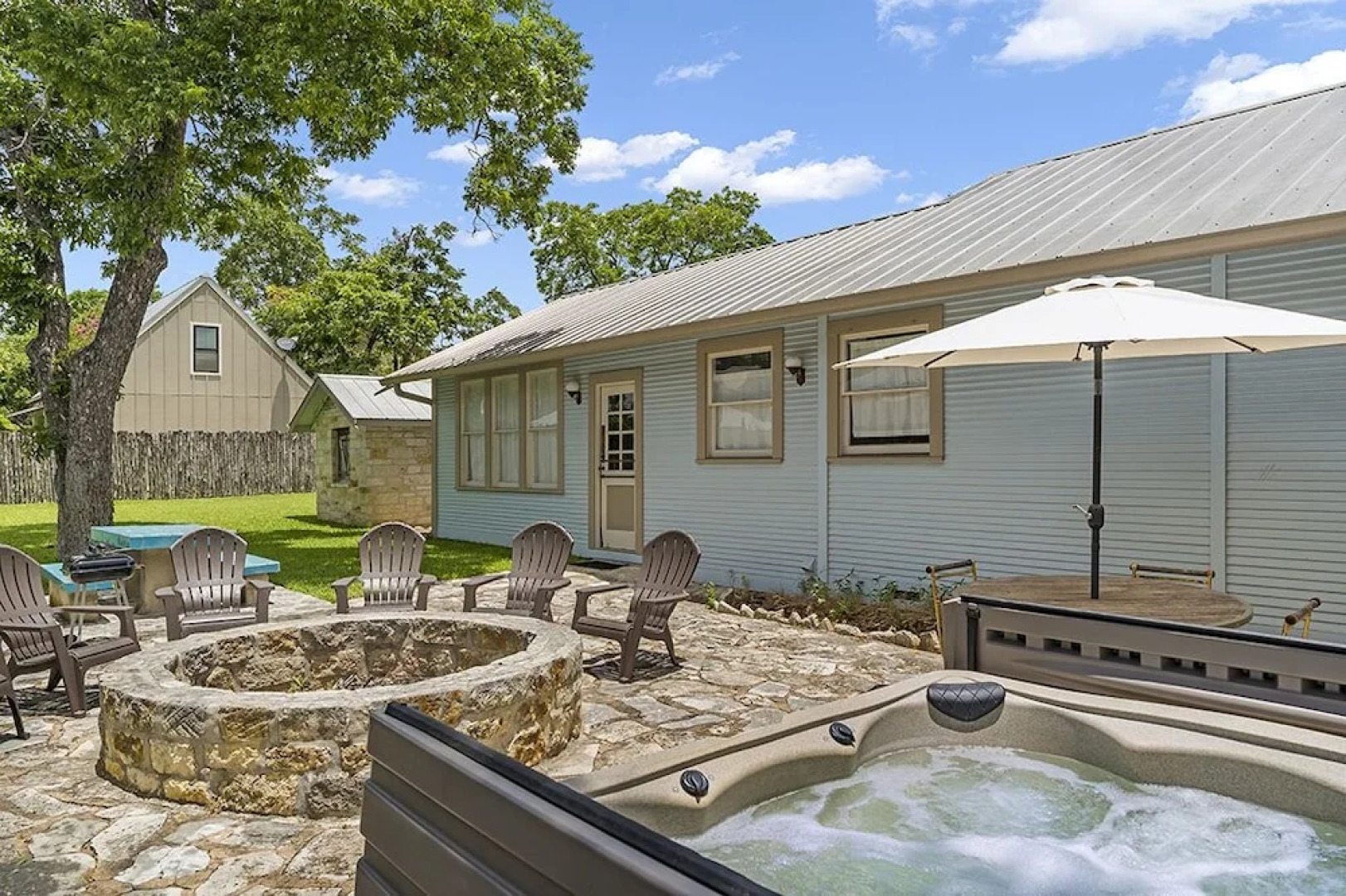 Blue Haus Hot Tub-fire Pit-game Room Walk to Main