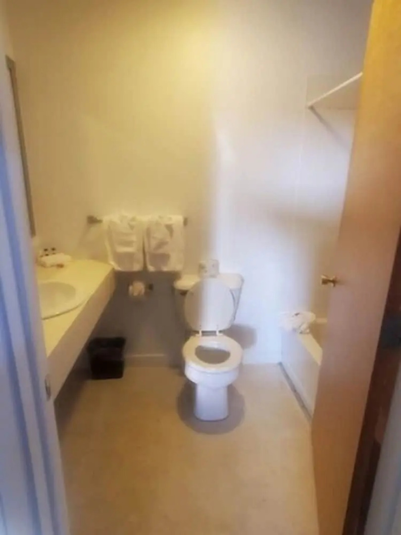 Bayview Lakefront Motel