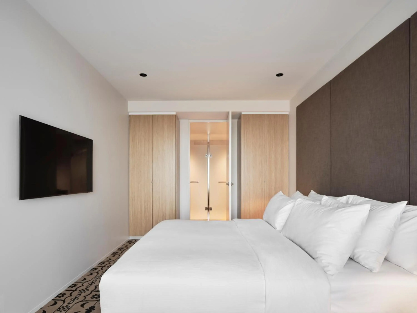 Burbury Hotel & Apartments