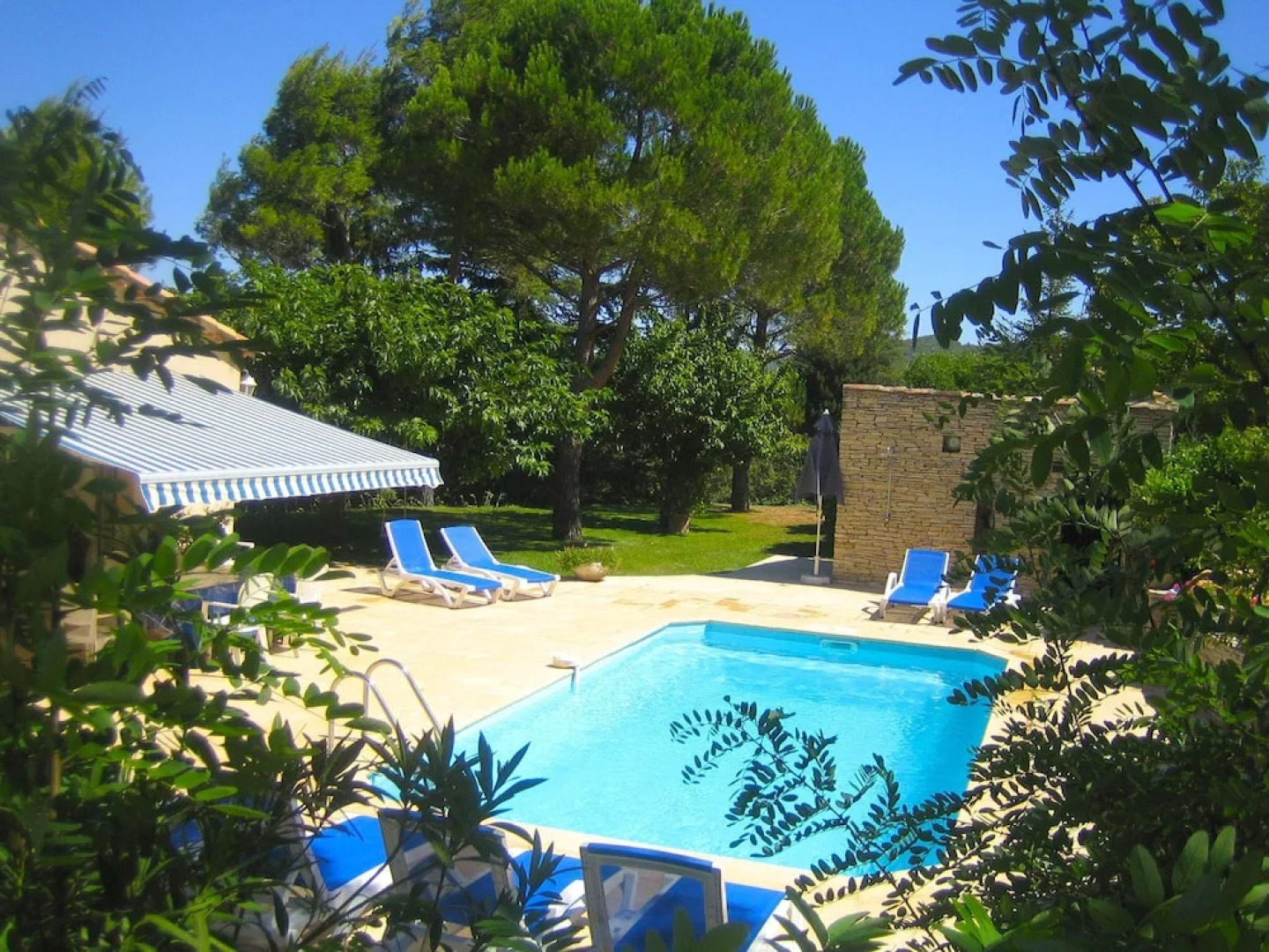 Attractive Holiday Home in Céreste With Swimming Pool