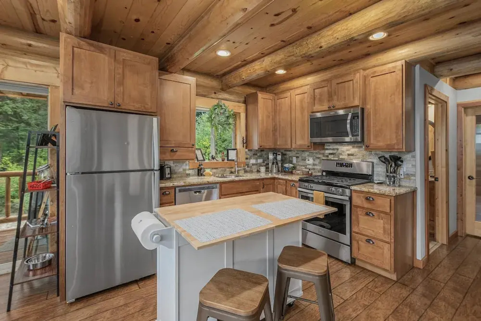 Bearfoot Chalet 3 Bedroom Home by NW Comfy Cabins