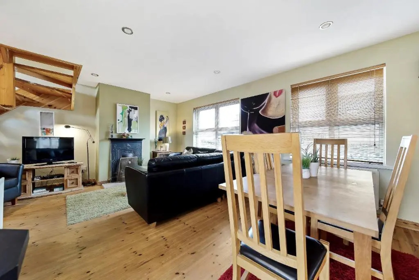 Cosy 3 bed cottage with a indoor fireplace!