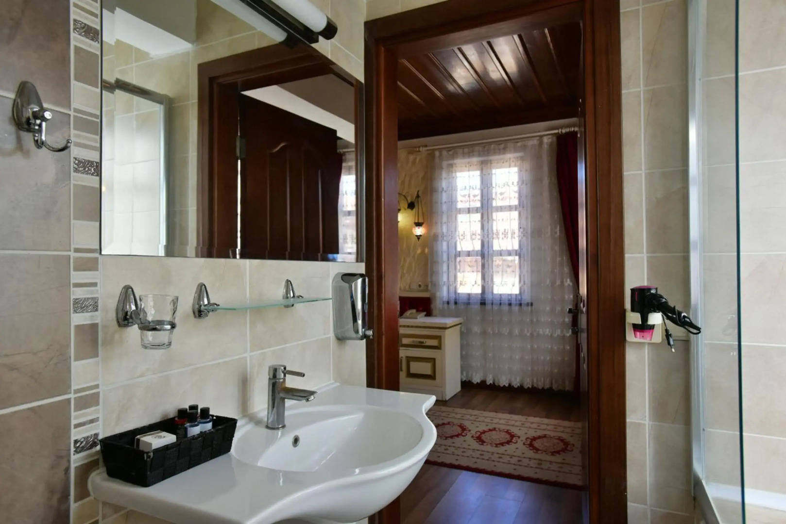 Cicerone Lodge Hotel