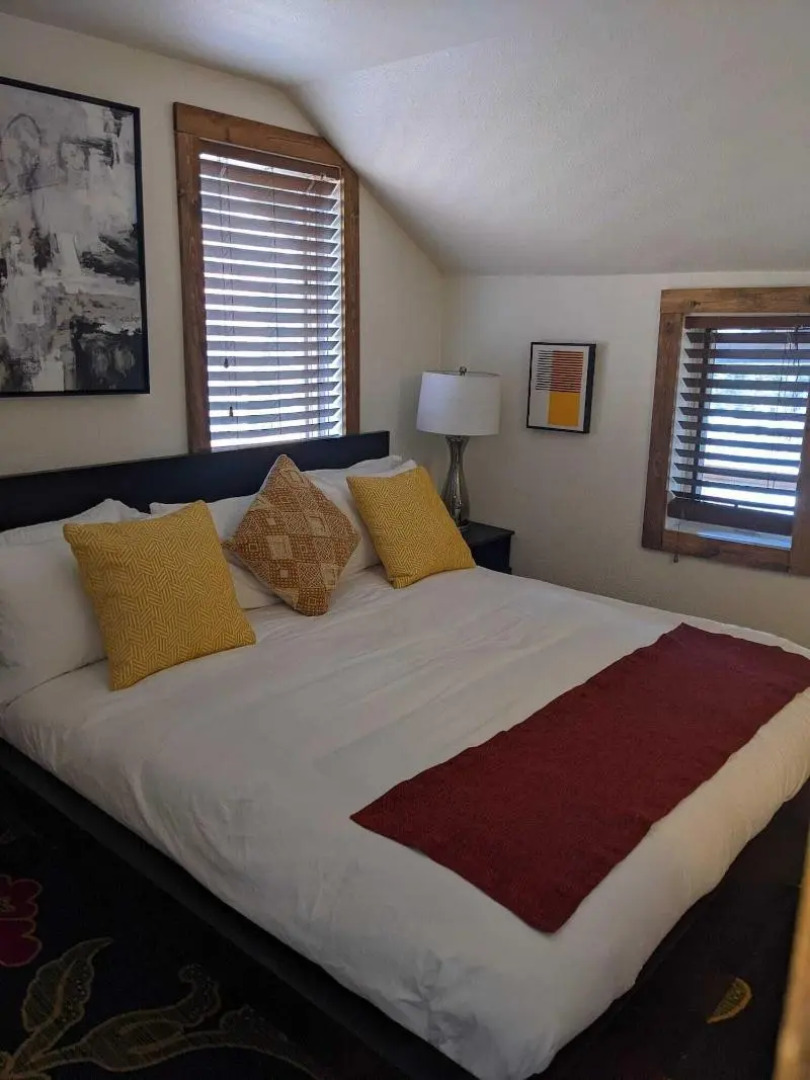 The Green Mountain Falls Lodge