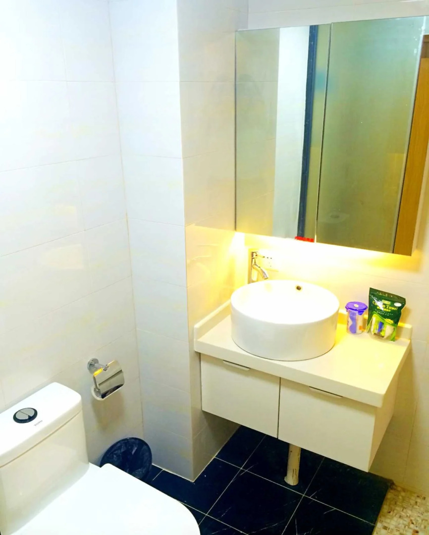 Lizhou Hotel (Gongbei Port Light Rail Station)