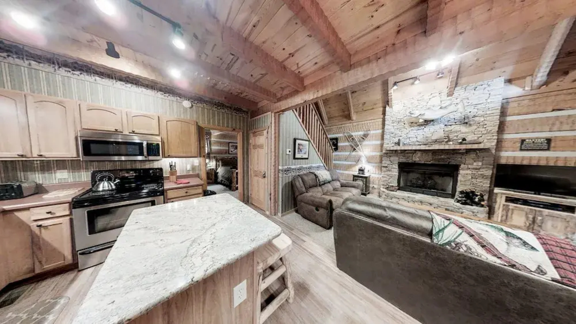 Streamsong Secluded Creek View Cabin with Hot Tub and Pool Table by RedAwning