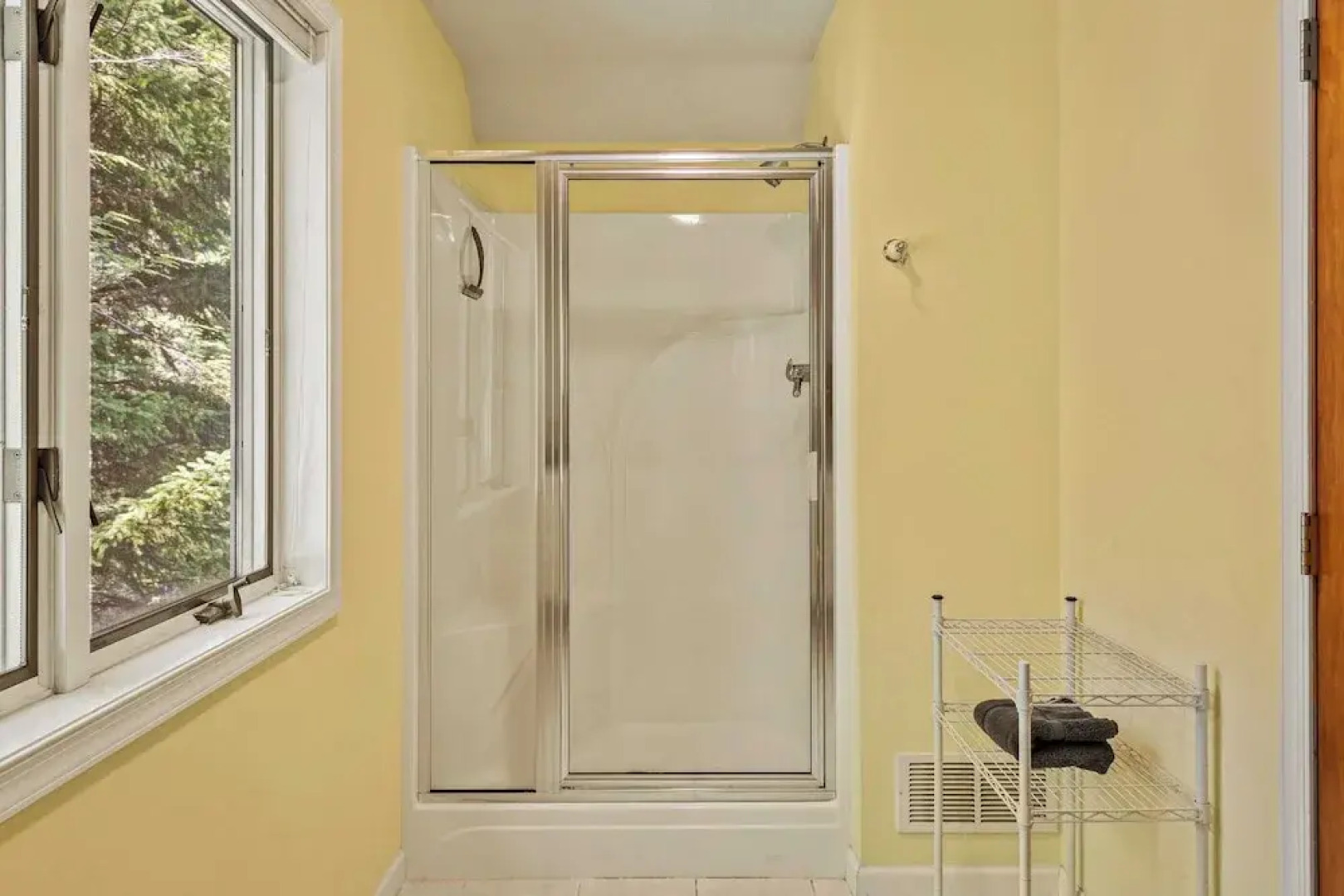 Tranquil Waterside by Avantstay Lakefront + Dock, Game Room, Views