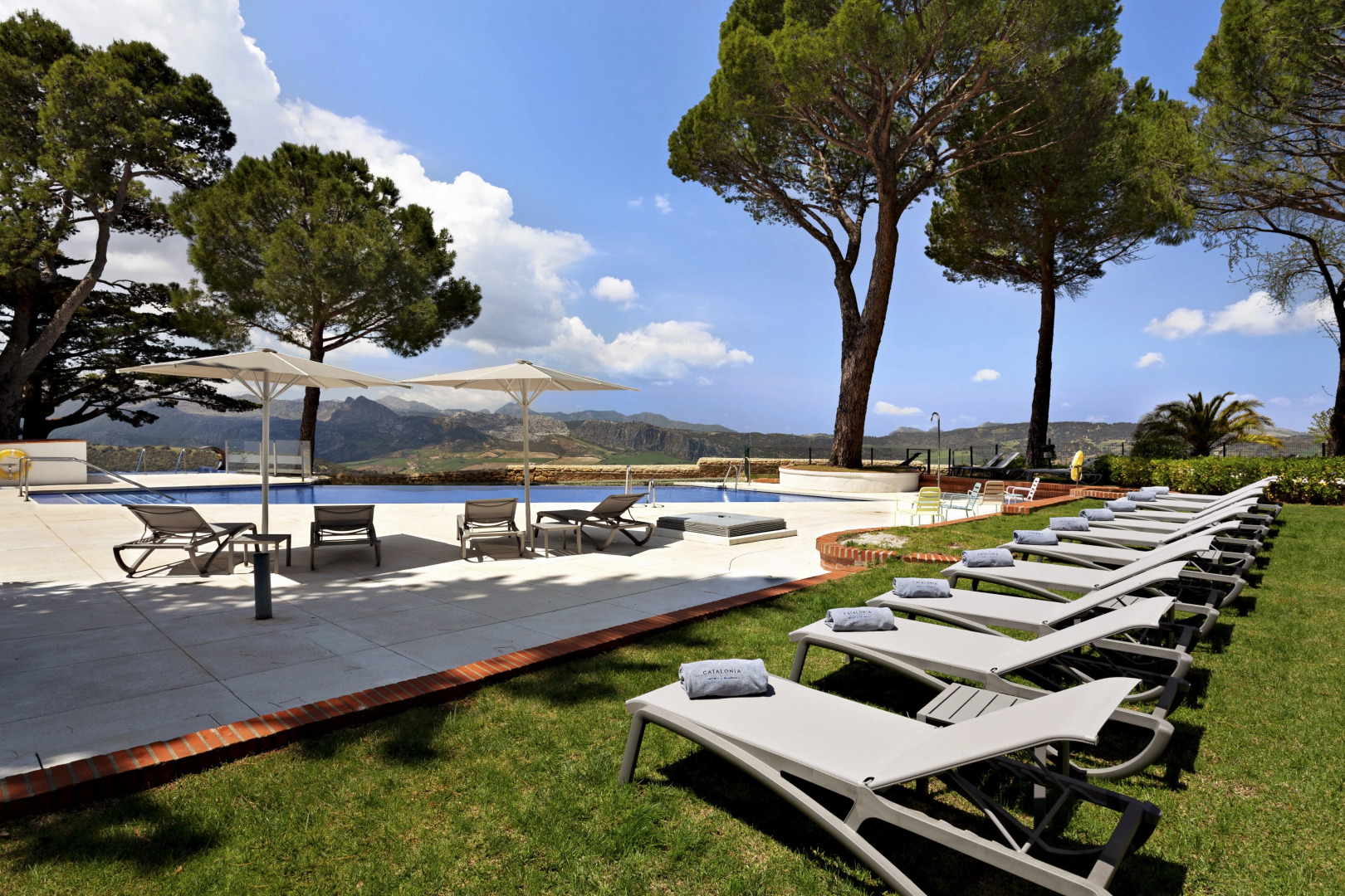 Отель Catalonia Reina Victoria