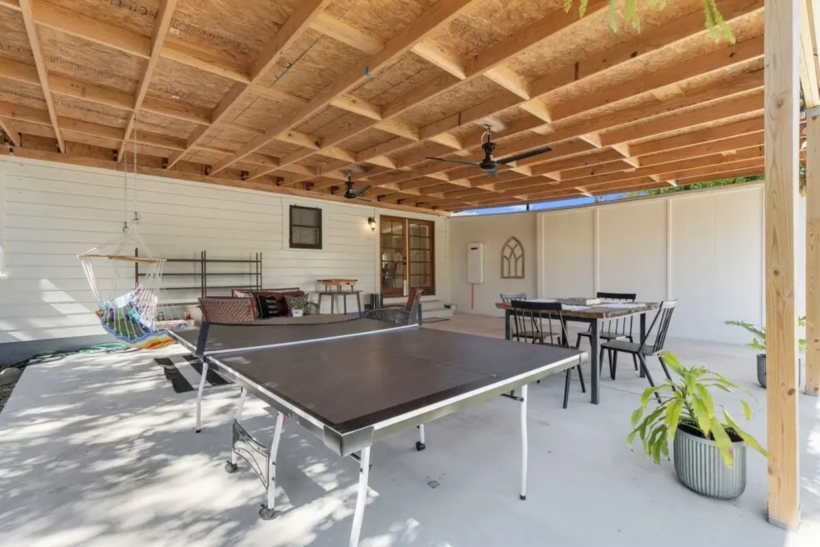 New Modern Farmhouse With Hot Tub, Fire Pit, & Games