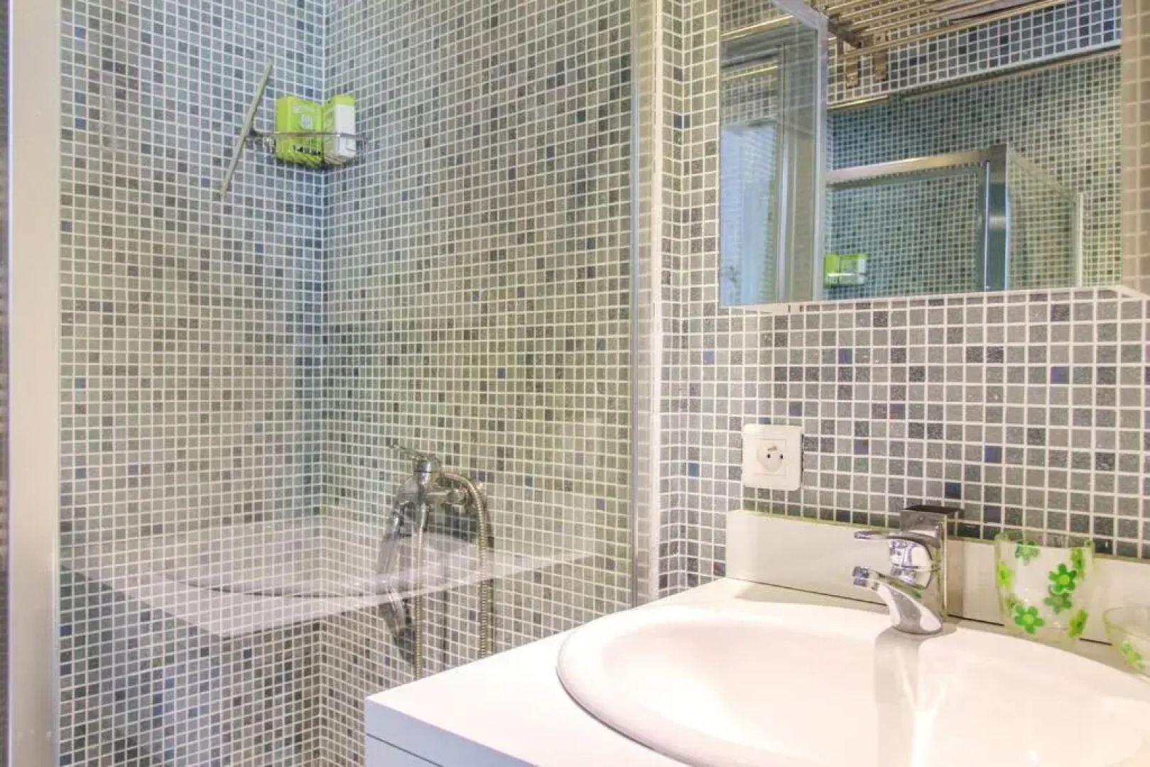 Appartement lumineux avec terrasse jardin et accès piscine