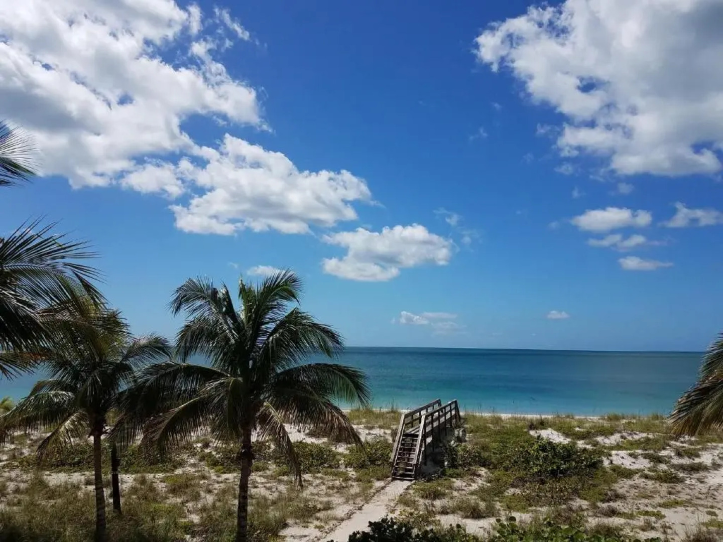 Spacious and private pool house, 15 min to beach