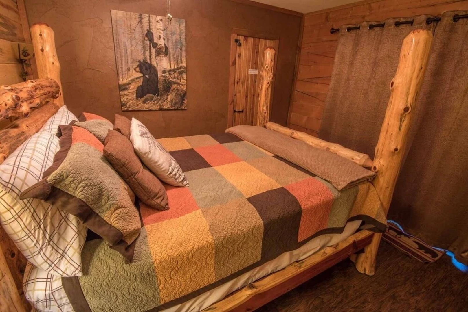 Mountain Bear Lodge Includes Roku TV, Wifi, Hot Tub, and BBQ by Redawning