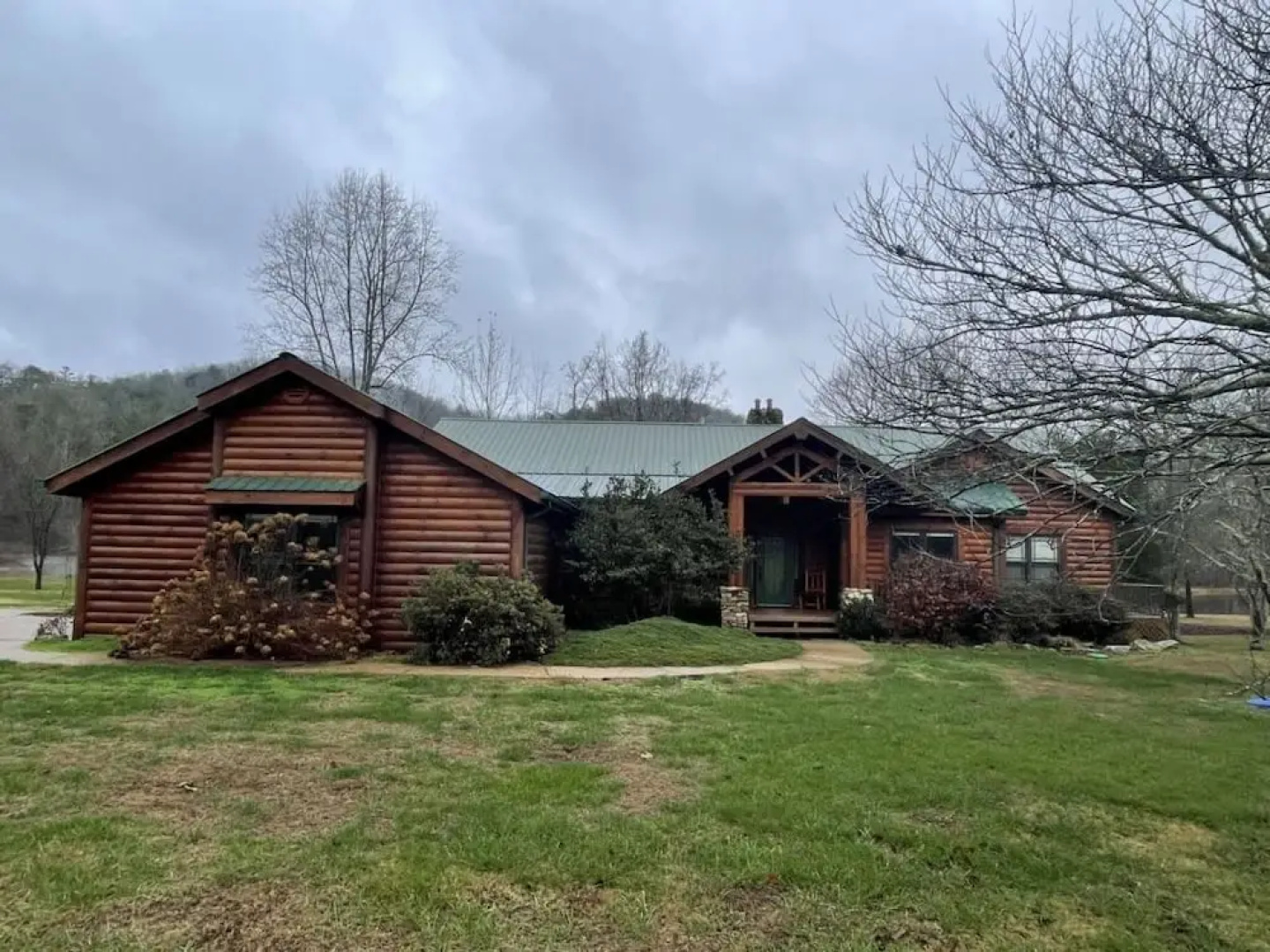 Deluxe log cabin! Pet and motorcycle friendly - enjoy nature with family and friends! 3 Bedroom Cabin by RedAwning