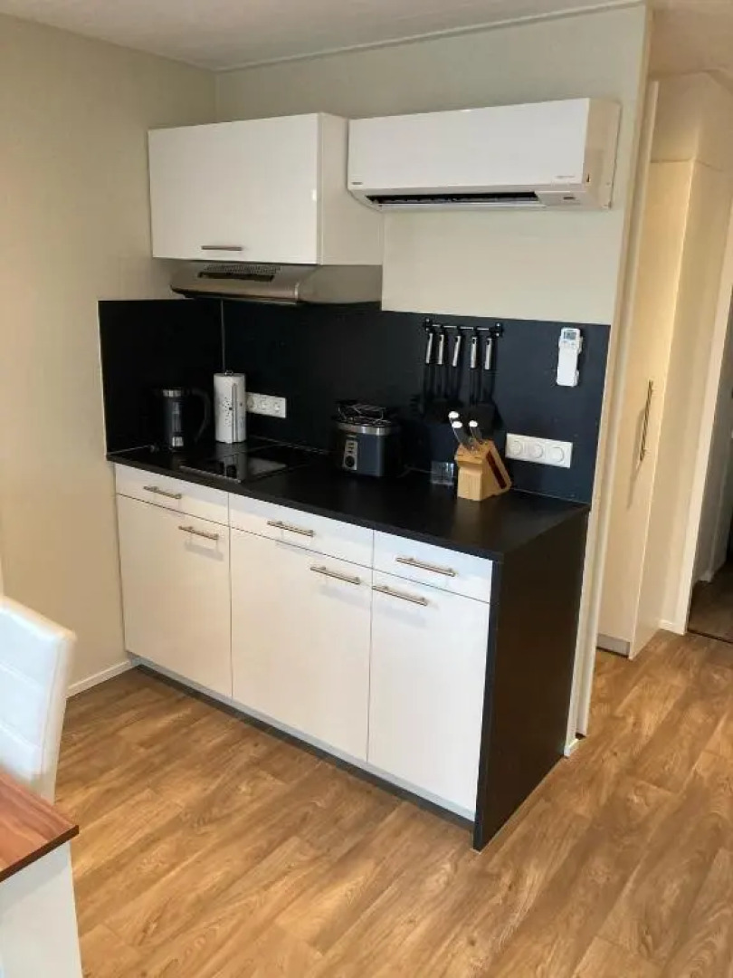 Schwimmende Ferienwohnung, Hausboot Urlaub als Festlieger am Steg