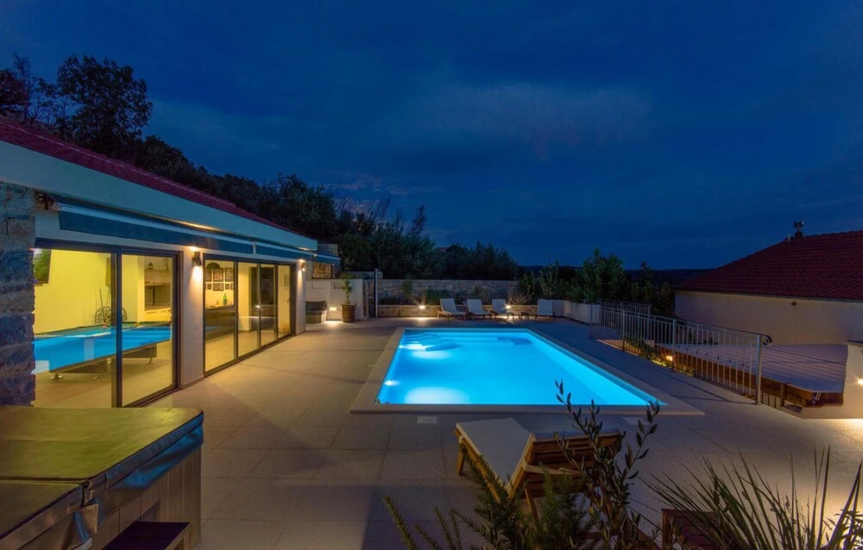 Amazing Home in Donje Sitno with Outdoor Swimming Pool, Hot Tub & 4 Bedrooms