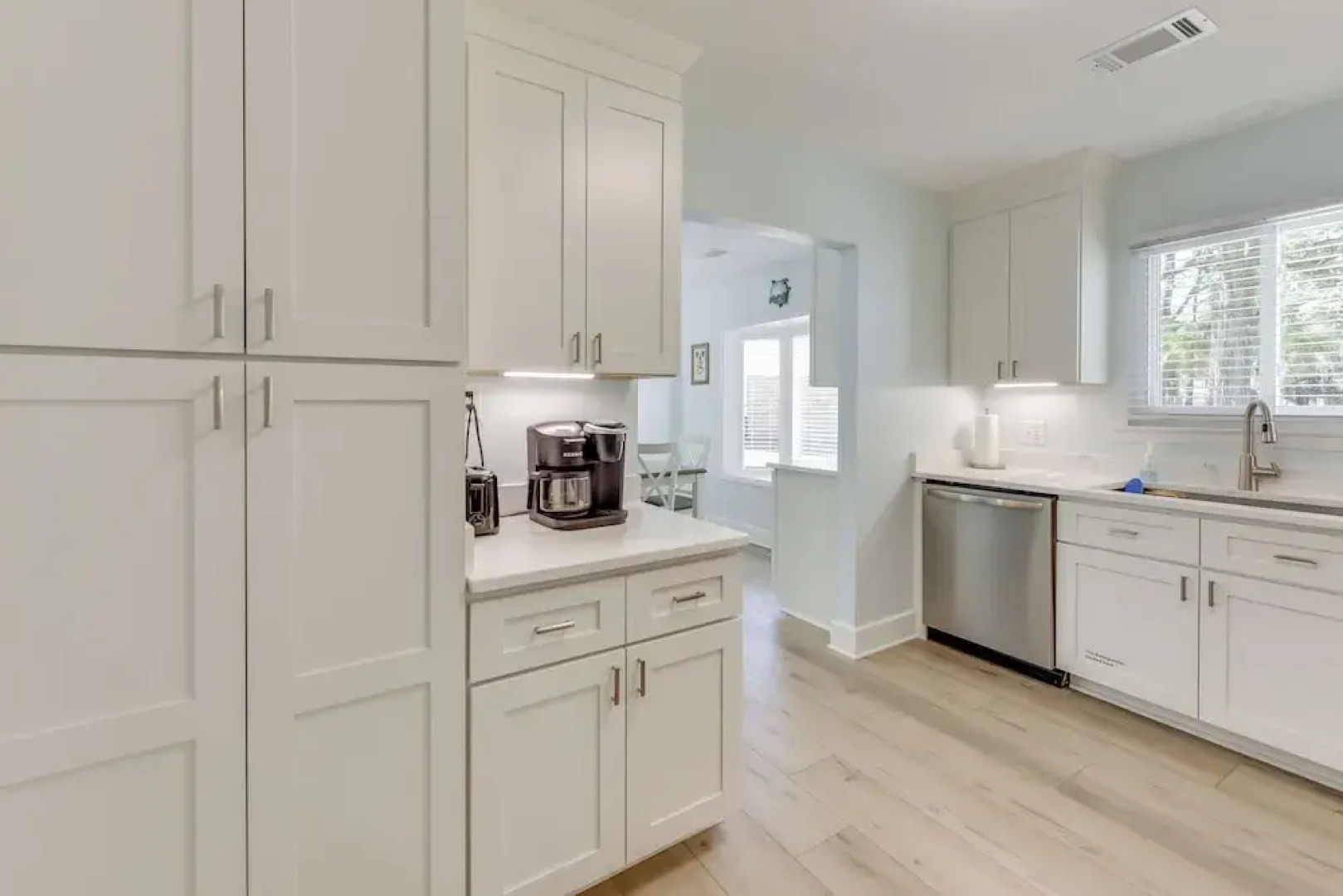 5 Mi to Dtwn Beaufort: Home w/ Screened-in Patio