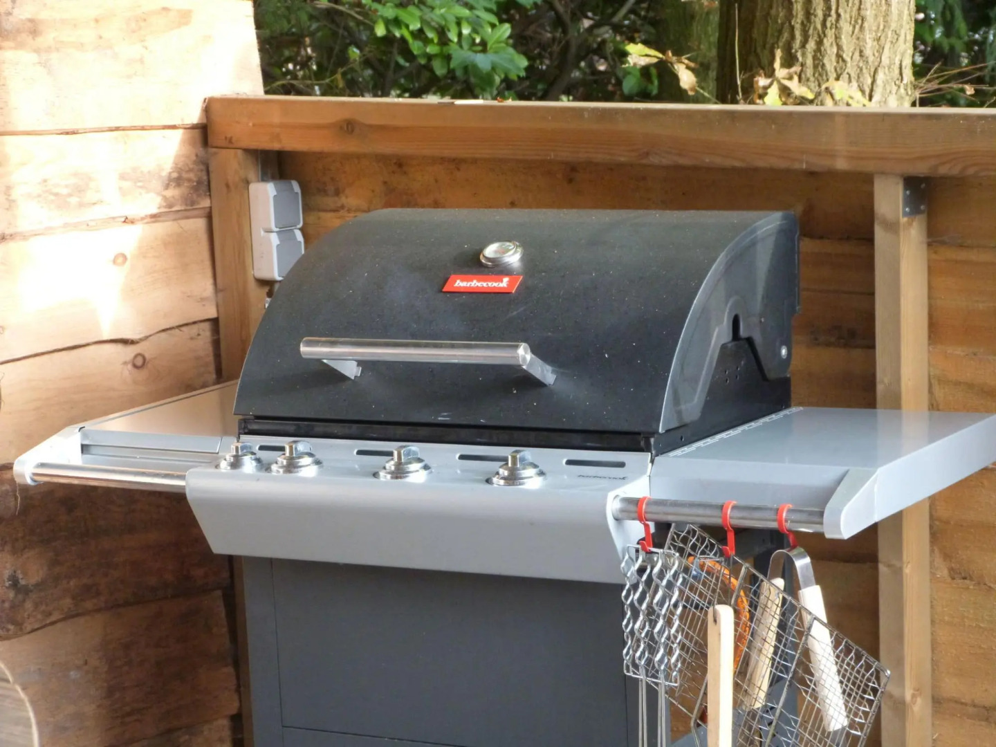 Detached villa with enclosed wooded garden with lawn and bubble bath