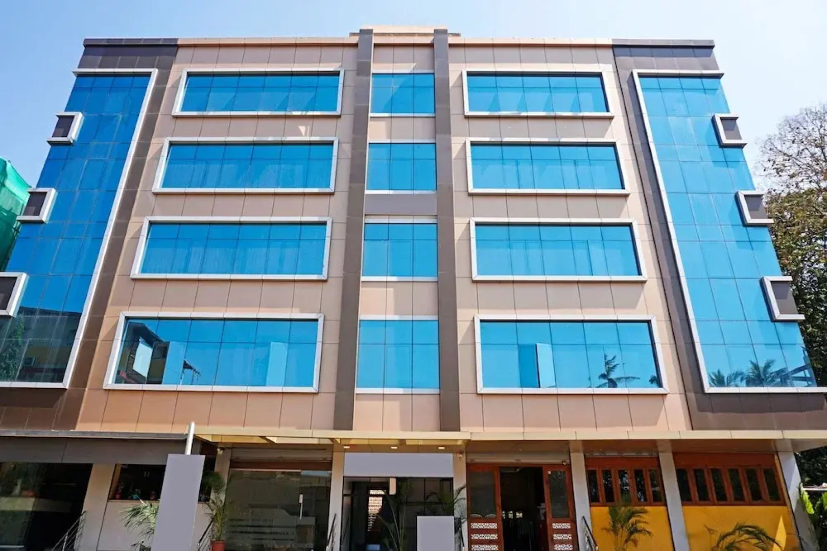 OYO 29634 Hotel Navalai Pride