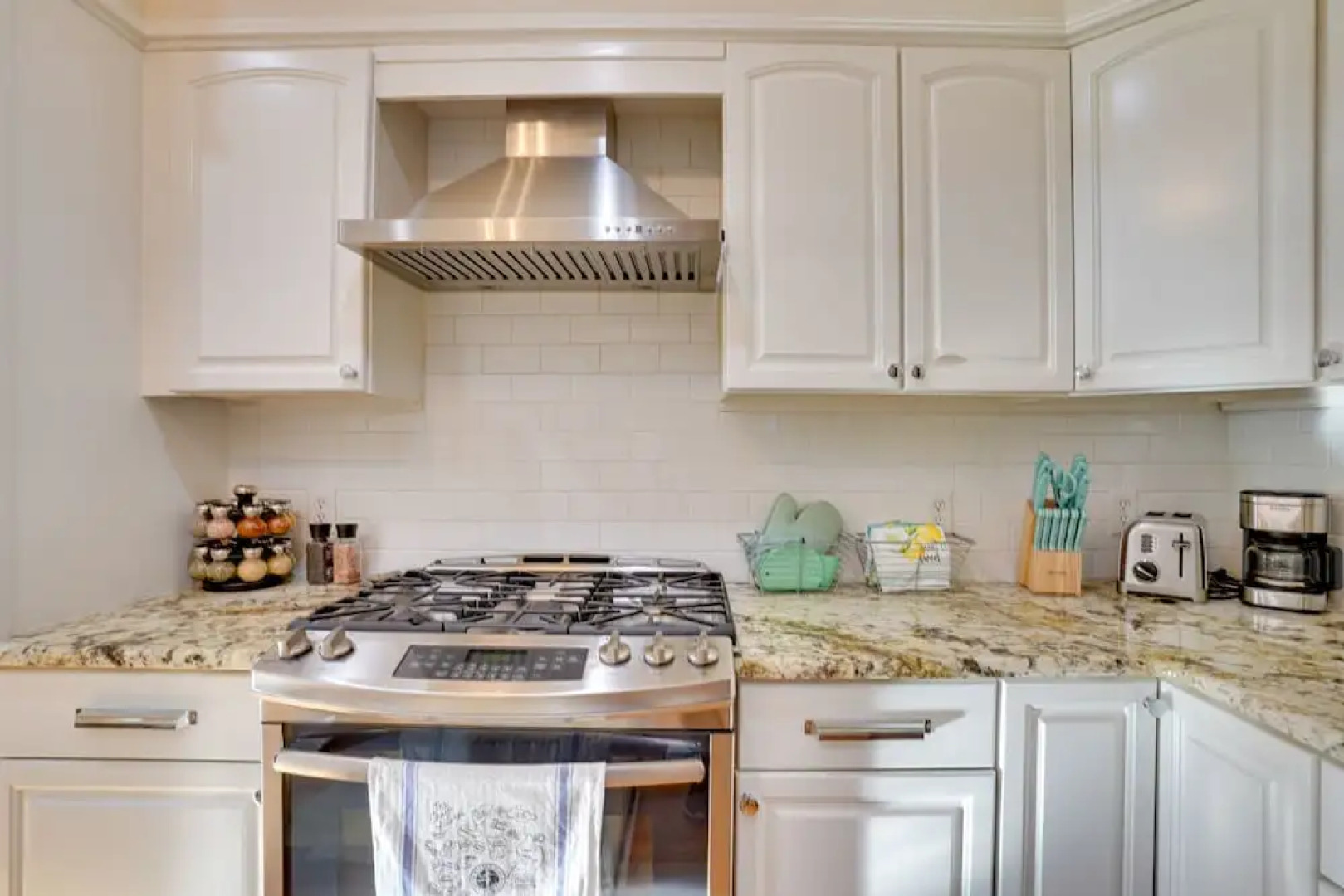 Lakefront Winter Haven Retreat: Hot Tub & Patio!