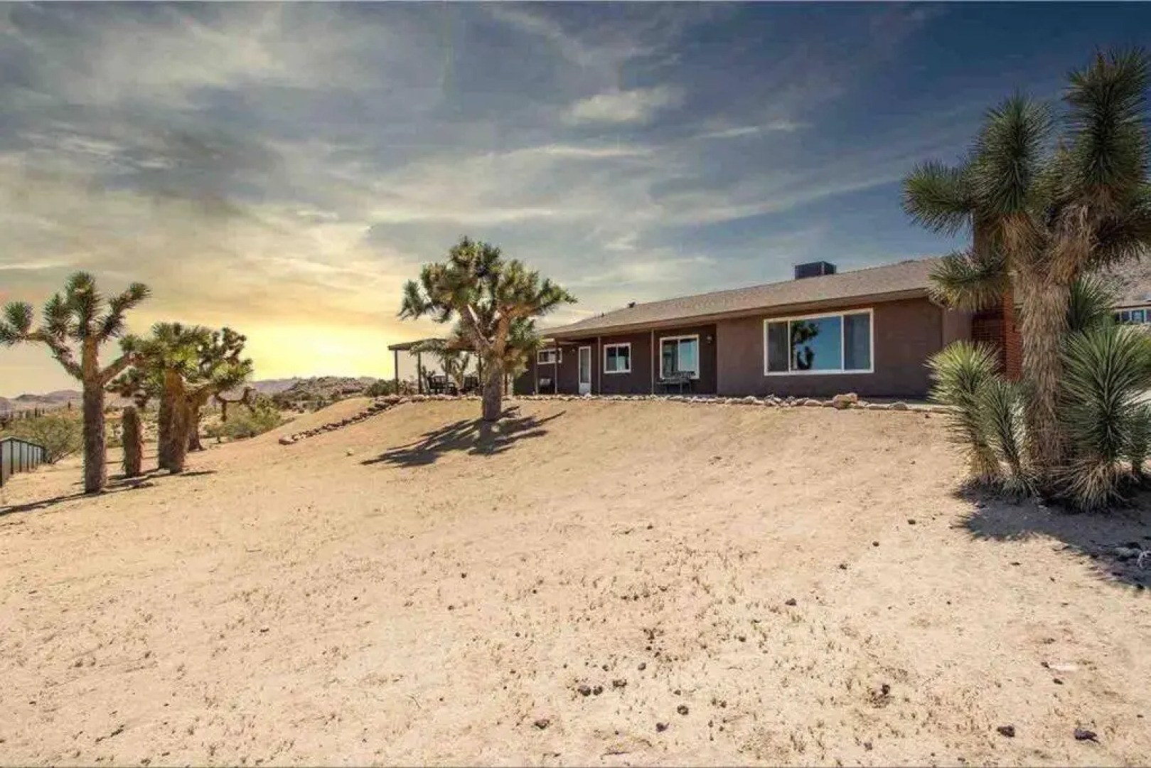 The Full Moon, Joshua Tree: Hot Tub, Sauna, Views