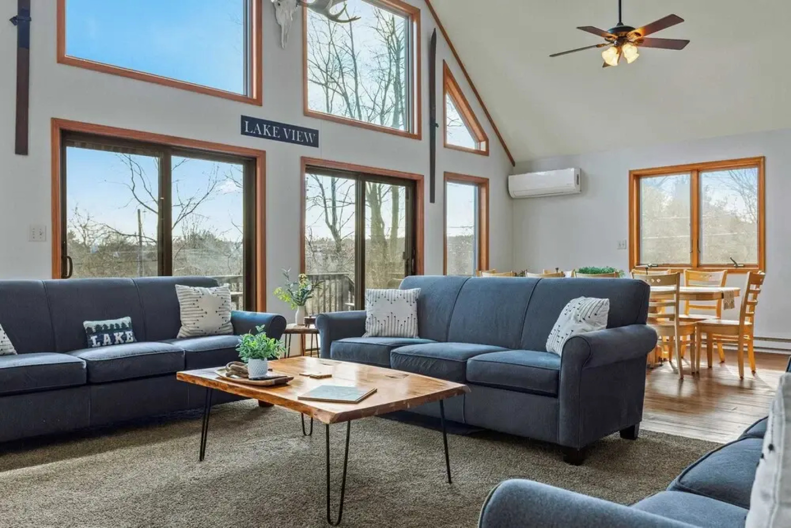 Lake View Chalet by Avantstay Lake Access + Deck