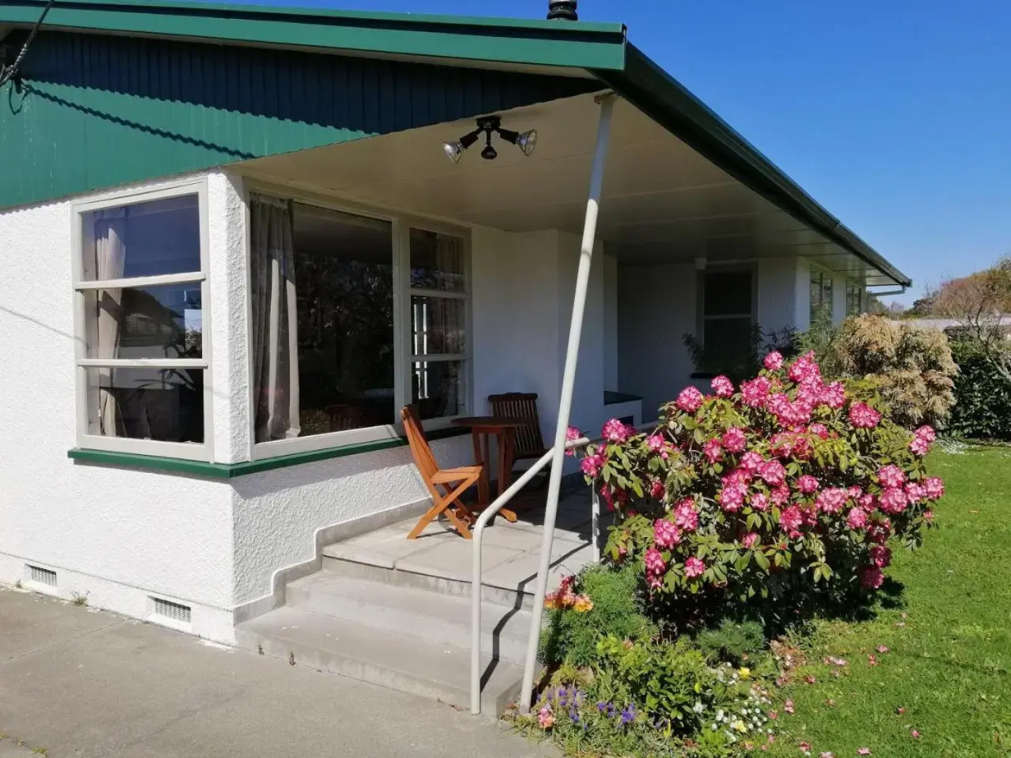 Super Central Cosy Greytown House with Garage