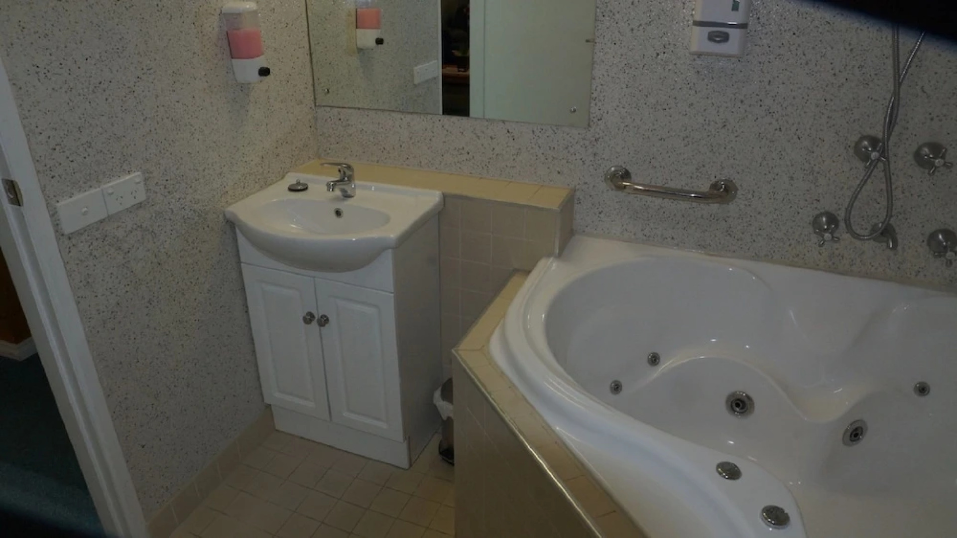 Golden Leaf Motor Inn