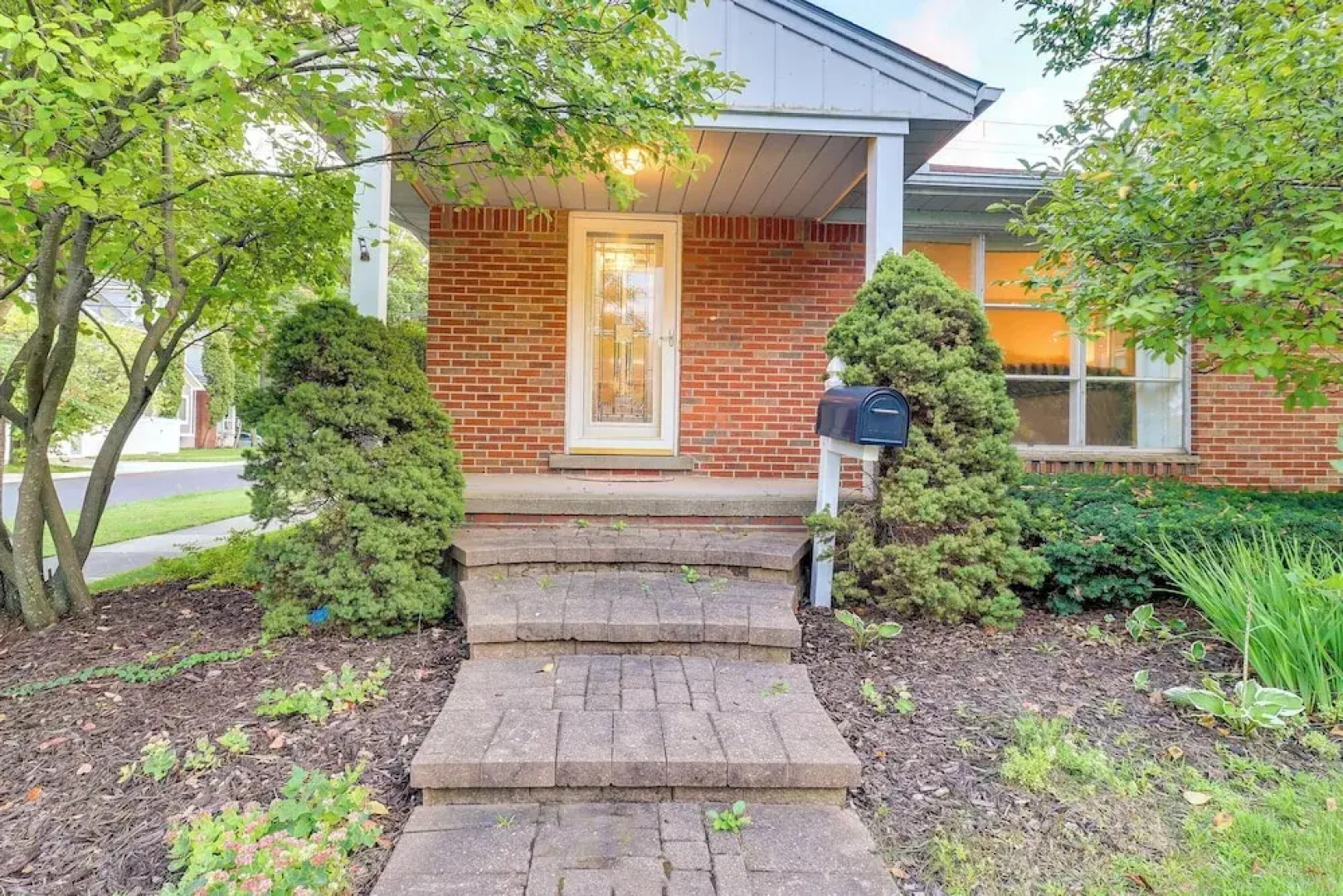 Royal Oak Home: 13 Mi to Downtown Detroit