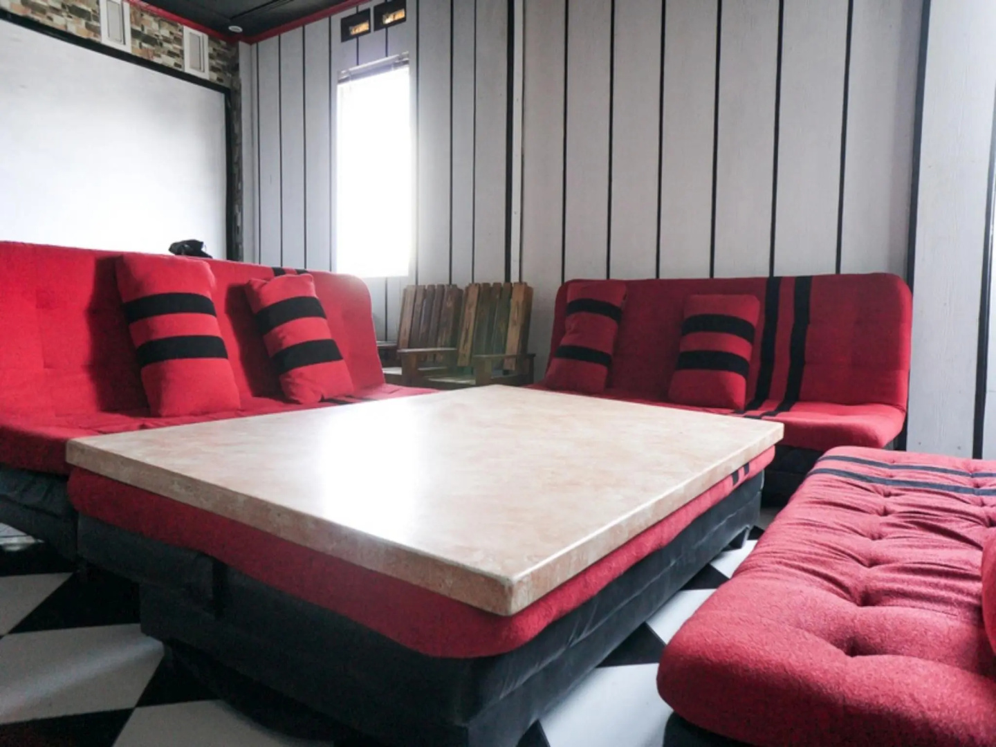 RedDoorz near Alun Alun Batu